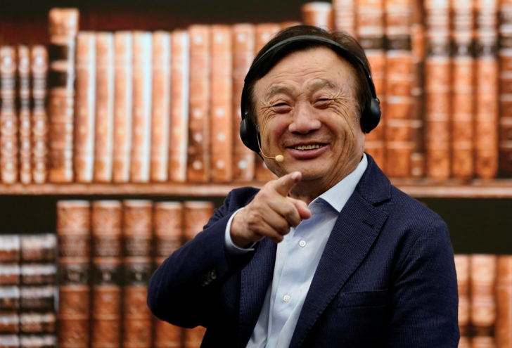 Huawei founder Ren Zhengfei attends a panel discussion at the company headquarters in Shenzhen “หัวเว่ย” รุกกลับ! ปลดพนักงานมะกันอื้อ เซ่น “สงครามการค้า”