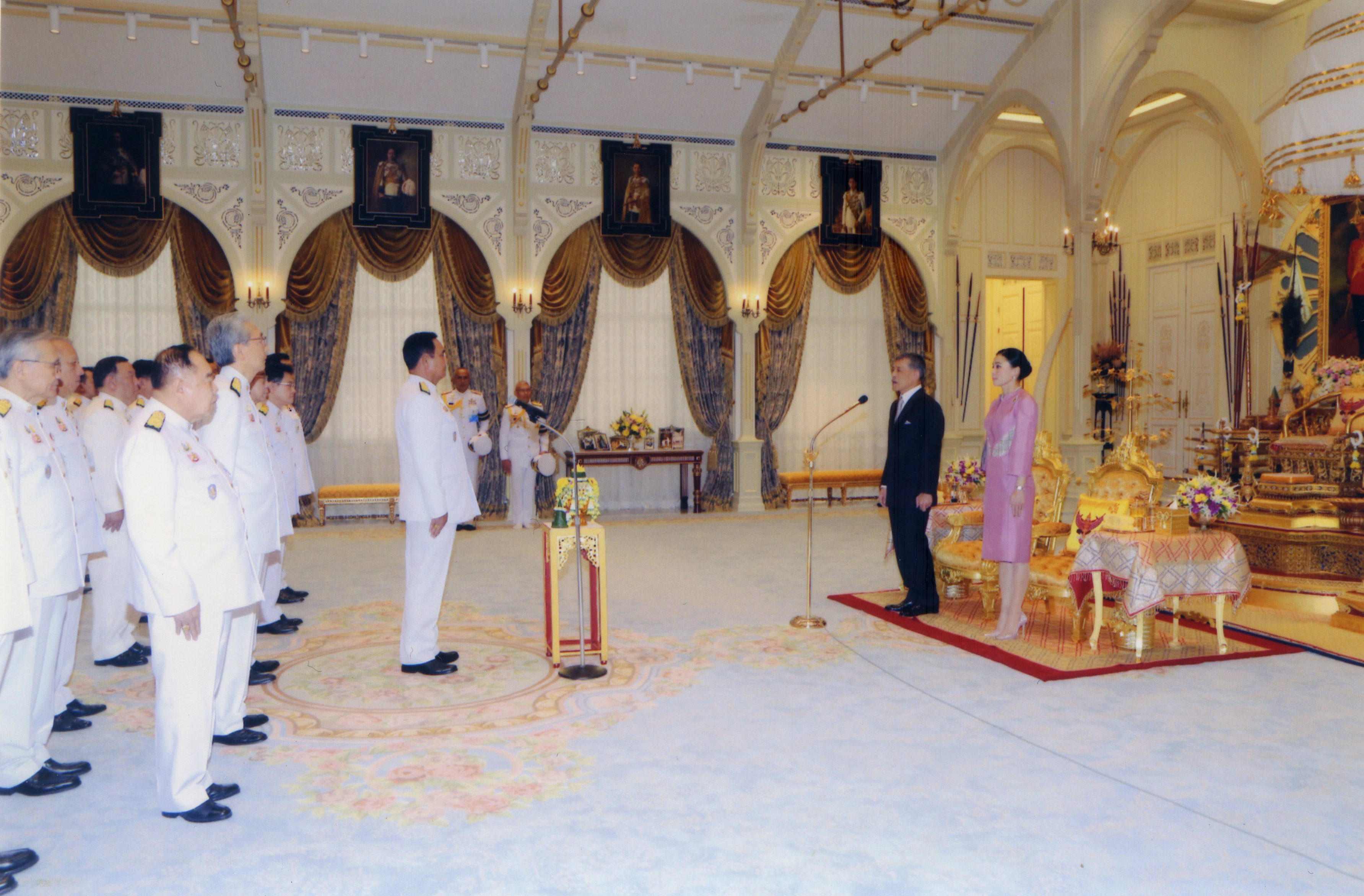 ในหลวงพระราชทานกำลังใจ ครม. “ให้ทำตามคำถวายสัตย์ปฏิญาณ”