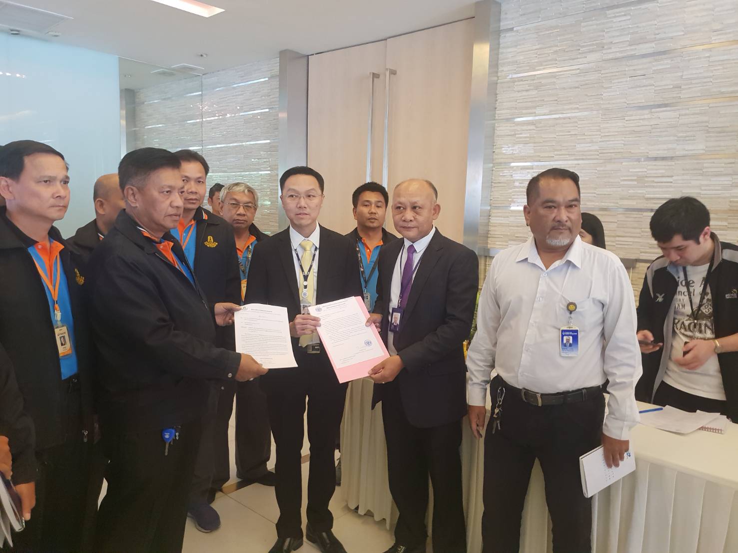 สหภาพแรงงานแบงก์ฯ ยื่นหนังสือ รมว.คลัง หวั่นควบรวม “TMB-TBANK” คนตกงาน 4-5 พันคน