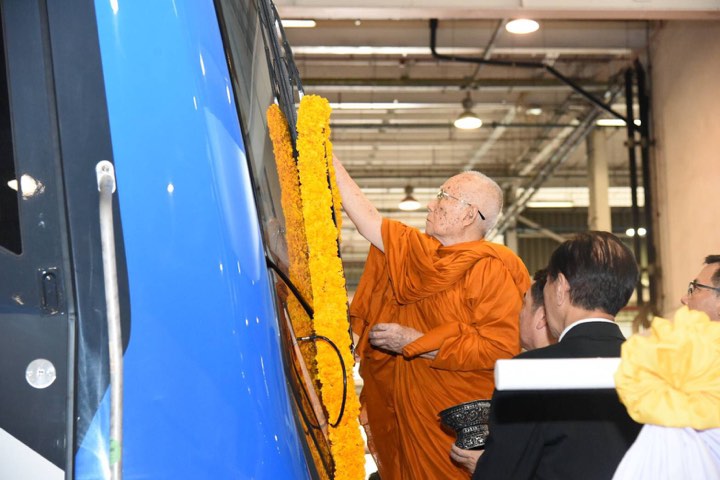 “สมเด็จพระสังฆราช” เสด็จโดยรถไฟฟ้าสถานีสนามไชยไปยังศูนย์ซ่อมบำรุงพระราม 9 ทรงเจิมรถขบวนใหม่สายสีน้ำเงิน