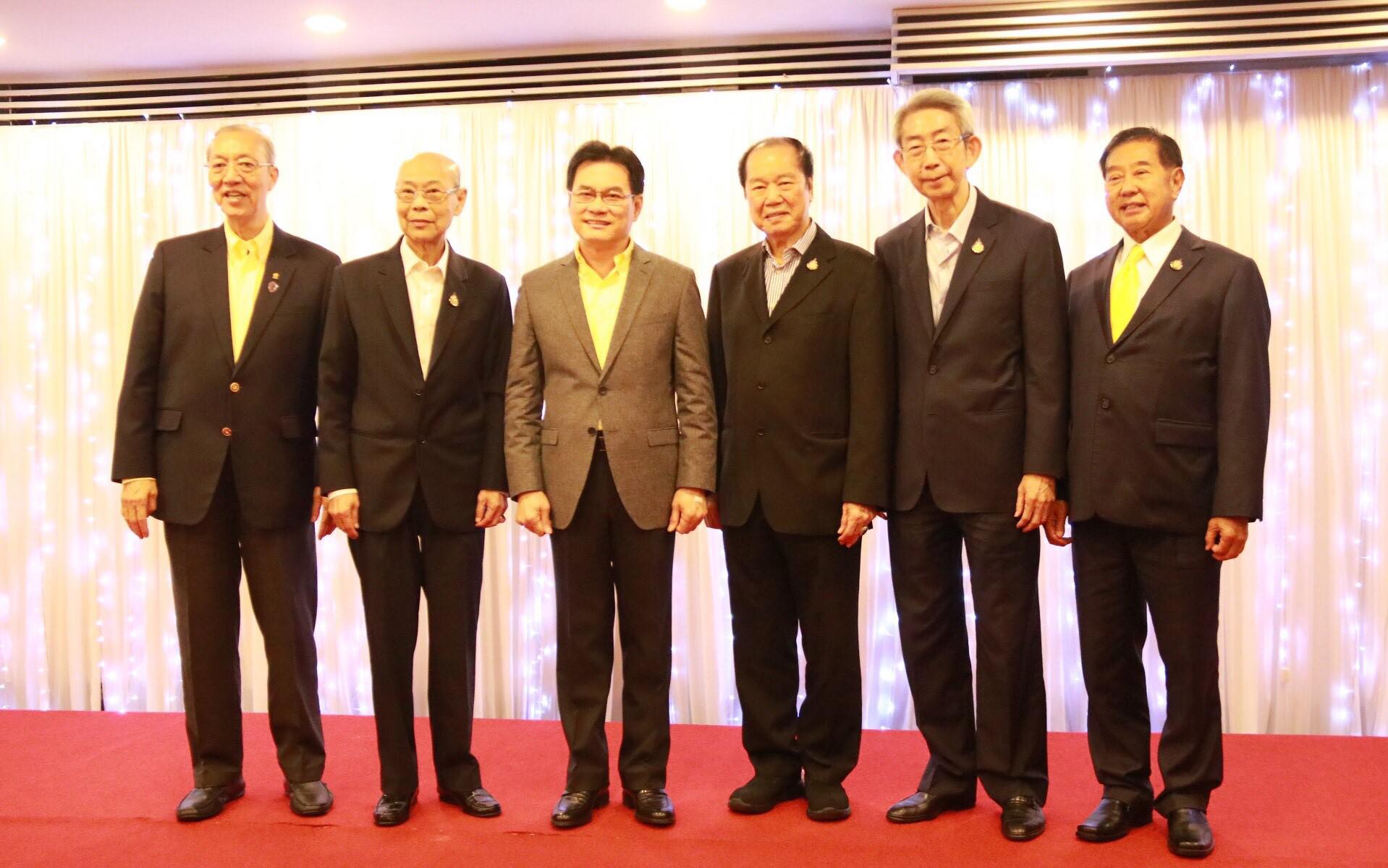 “หัวหน้าปชป.” พบนักธุรกิจไทย-จีนชื่นมื่น ชมติดดิน-พรรคคู่บ้านคู่เมือง “จุรินทร์” ย้ำ ลุยแก้ศก.รากหญ้า-แก้รธน.