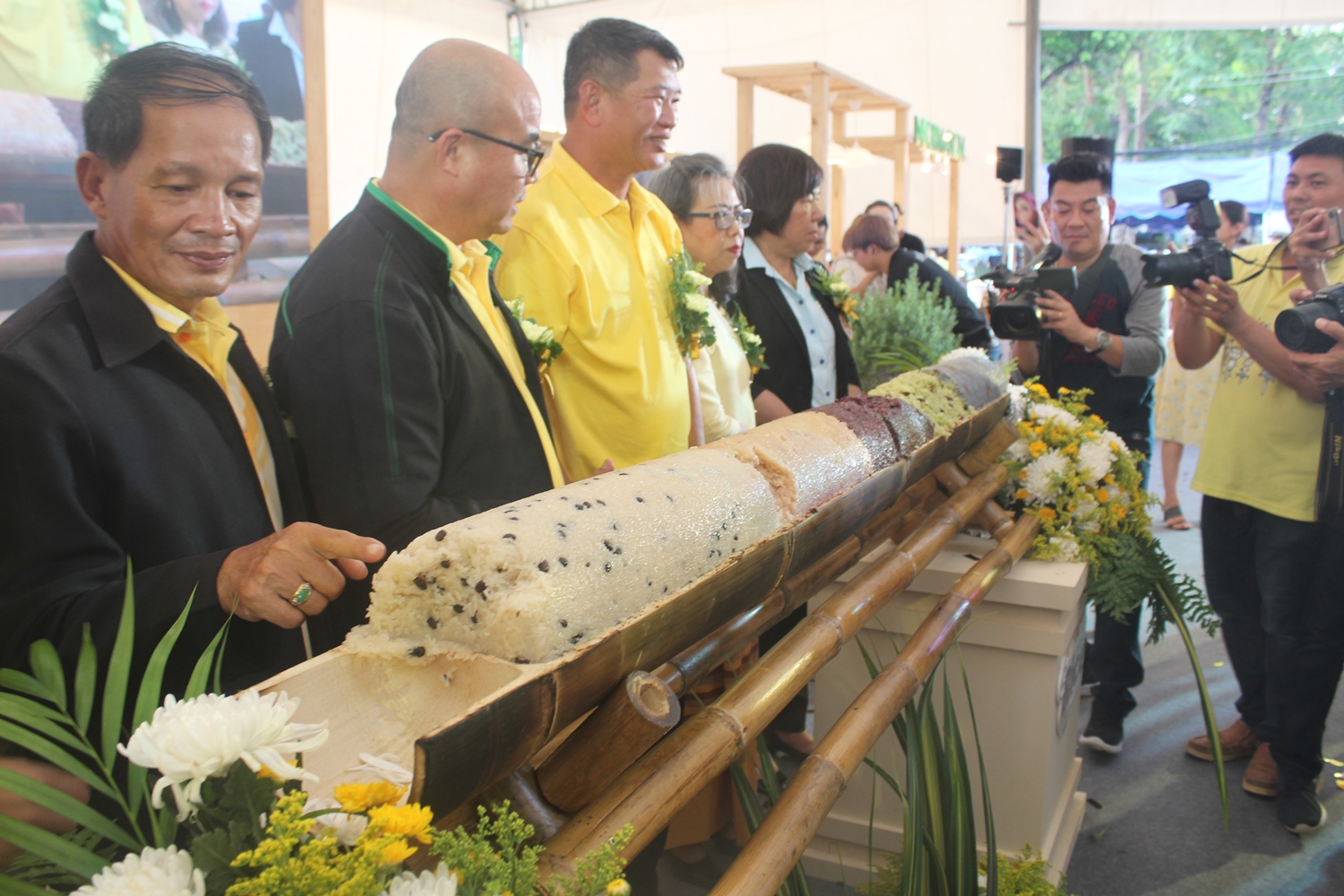 ชายแดนไทย-เมียนมา คึกคักผุดข้าวหลามยักษ์จัด”เทศกาลข้าวเชียงราย”
