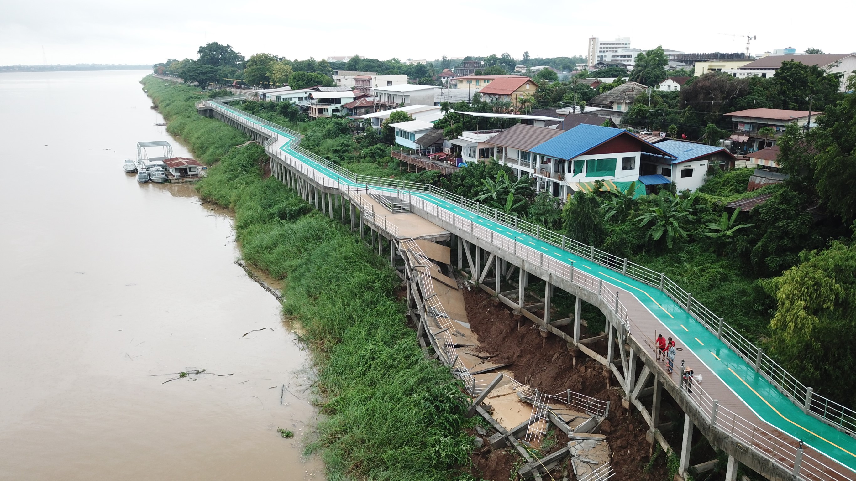 โยธารุดดูความเสียหายหลังฝนตกหนักดินตลิ่งทรุดซัดลานจุดพักทางจักรยานริมโขงนครพนม พังถล่ม