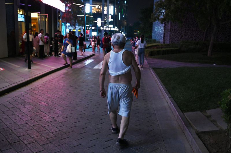พอกันทีกับ “Beijing bikini”!! จีนชี้แฟชั่นโชว์พุง “ไร้อารยะ”