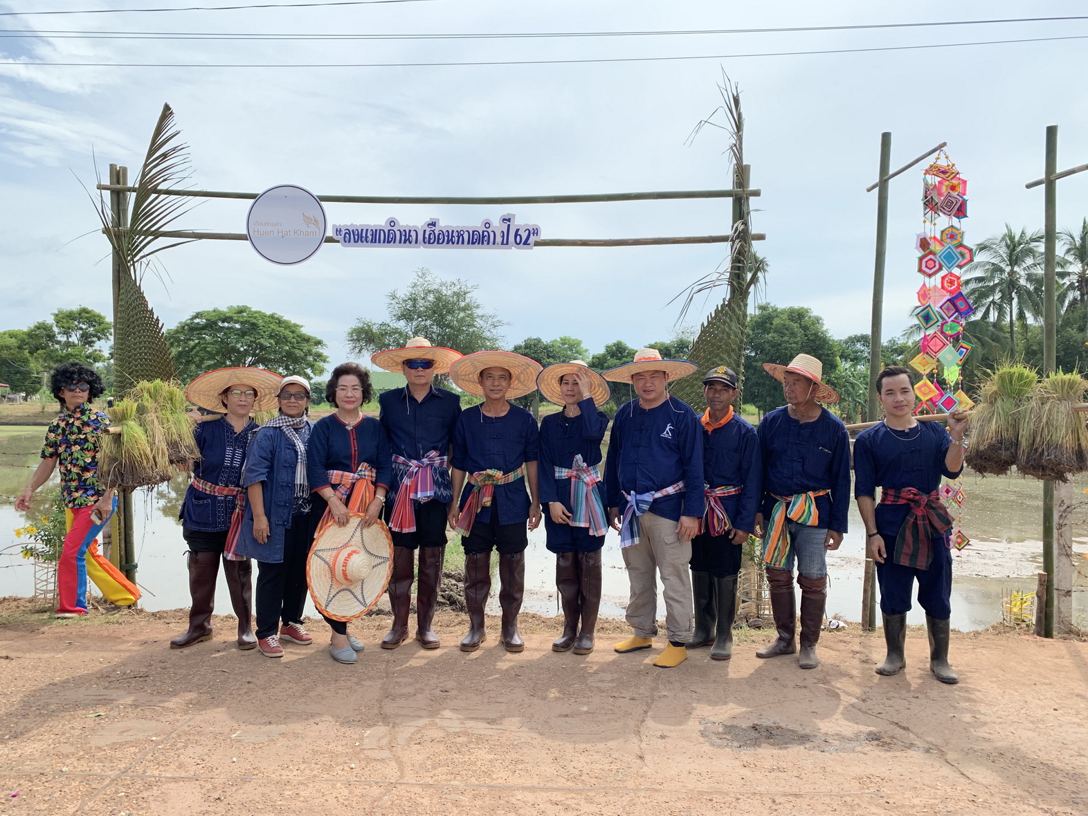 “หนองคาย” อนุรักษ์ประเพณีลงแขกดำนาวิถีชาวบ้านหาดคำ