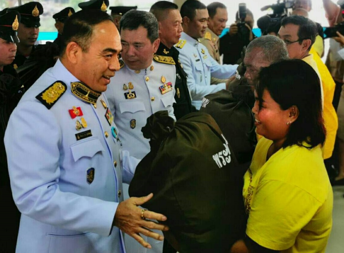 ในหลวงโปรดเกล้าฯให้องคมนตรีเชิญถุงพระราชทานมอบแก่ผู้ประสบอุทกภัยคลองด่าน สมุทรปราการ