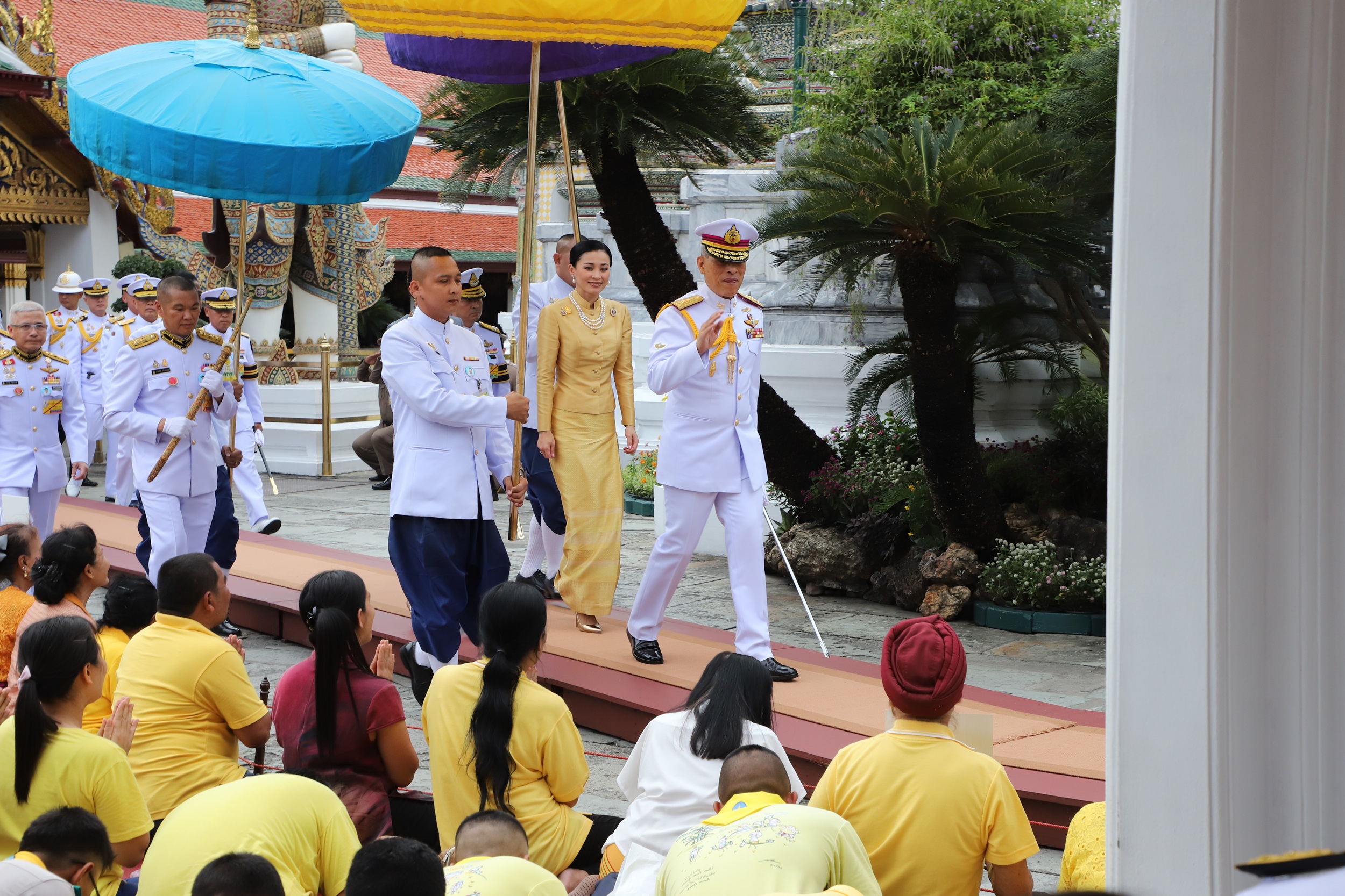 “ในหลวง-พระราชินี” ทรงแย้มพระสรวล โบกพระหัตถ์ เสด็จฯวัดพระศรีรัตนศาสดาราม ทรงเปลี่ยนเครื่องทรงพระแก้วมรกต