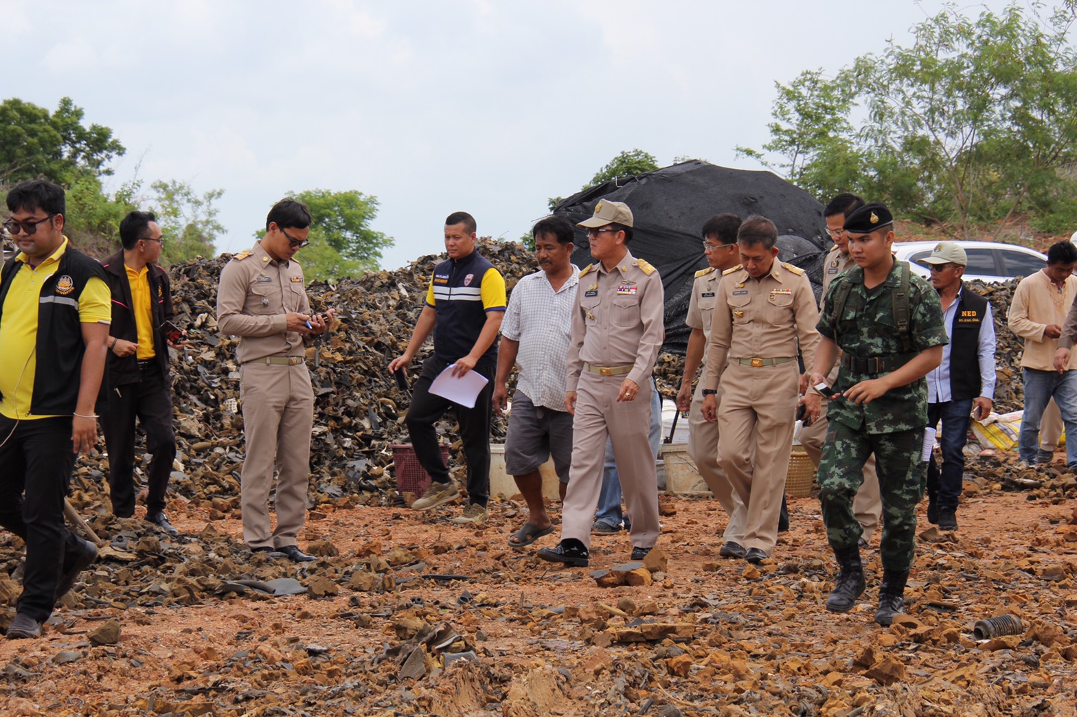 ผวจ.สระแก้วตรวจบ่อขยะอิเล็กทรอนิกส์วังน้ำเย็น สั่งขนกลับต้นทางภายใน 1 เดือน