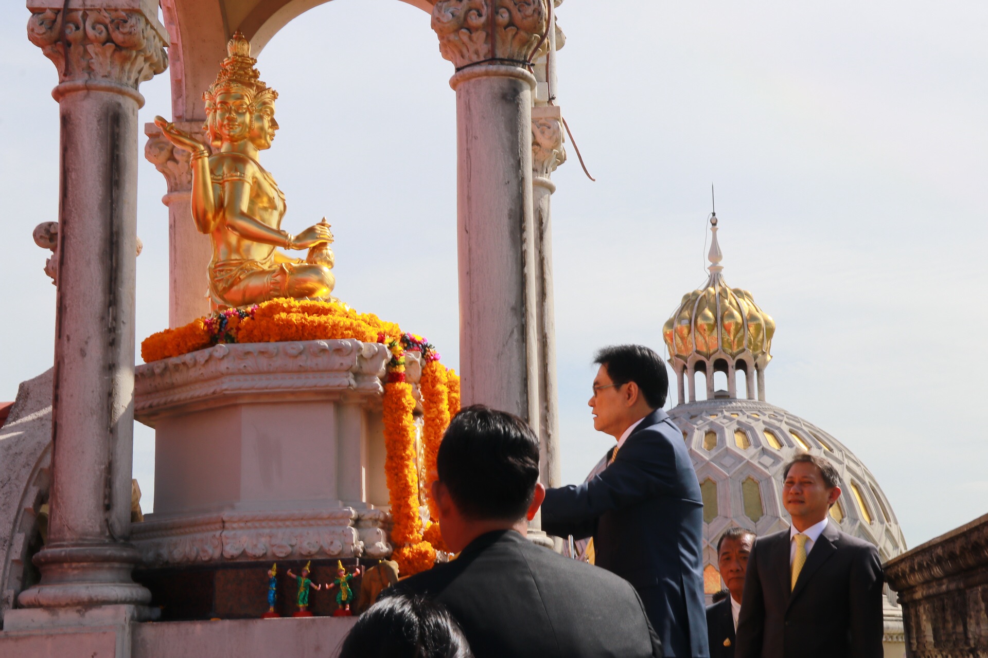 “จุรินทร์” สักการะสิ่งศักดิ์สิทธิ์ ทำเนียบ ฤกษ์ดีพระอาทิตย์ทรงกลด ลั่นทำดีเพื่อแผ่นดิน
