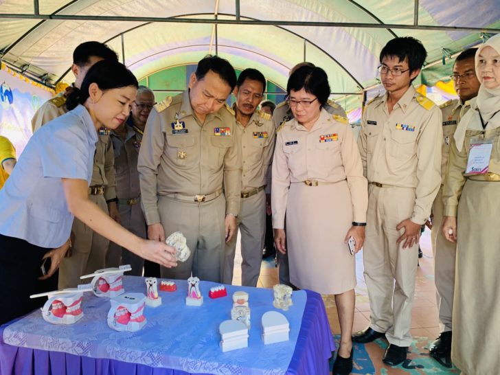 S__230498307 ปิดทองหลังพระฯ จับมือ คณะทันตแพทย์ จุฬาฯ ออกหน่วยทำฟันพระราชทาน เฉลิมพระเกียรติ ร.10 พื้นที่ชายแดนใต้