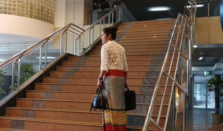 ส.ส. ’อนาคตใหม่-พท.’ แต่งตัวธีม ‘กาสะลอง’ มาประชุมสภา จ่อบรรจุระเบียบแต่งกาย ส.ส.
