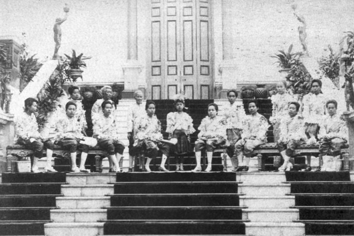 รูปหมู่พระภรรยาเจ้าและพระราชธิดาของรัชกาลที่ 5 รูปหมู่พระภรรยาเจ้าและพระราชธิดาของรัชกาลที่ 5