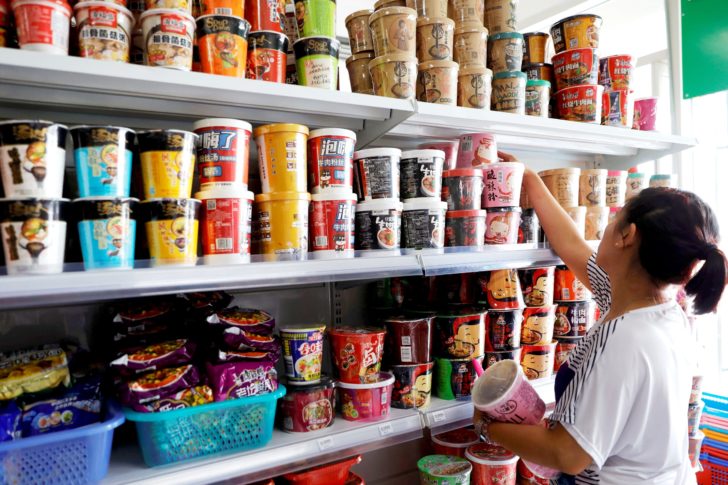 A saleslady arranges Chinese instant noodles in a Chinese grocery store in Pasay City ศึก “มาม่าเกาหลี” เดือด ยักษ์จีนพาเหรดบุกตีตลาด
