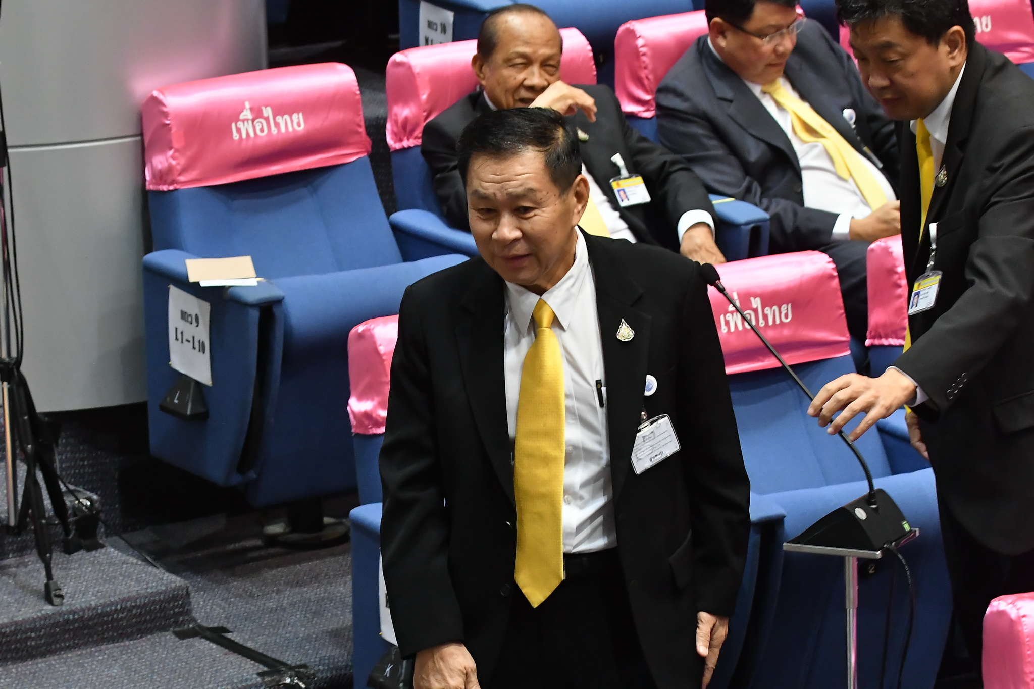 “ชวน” เขี้ยว ไม่ให้ “เสรีพิศุทธ์” อภิปรายต่อ เจ้าตัวขู่ฟ้องกลางสภา