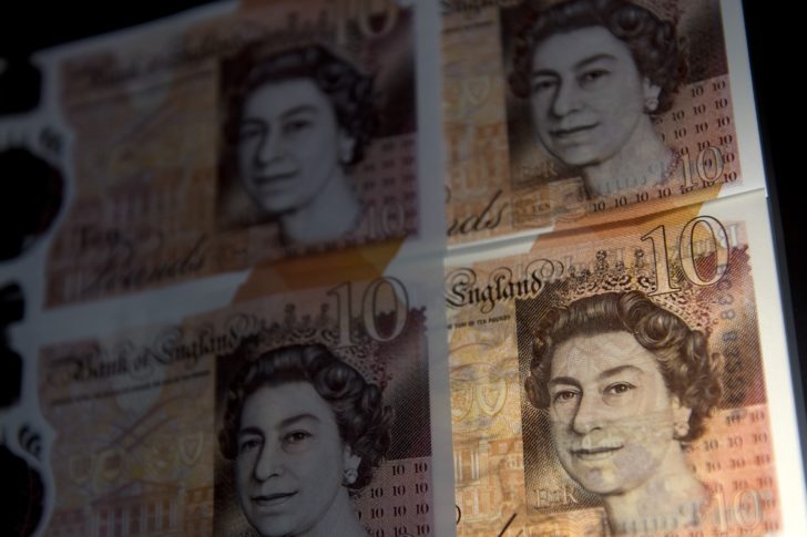 BRITAIN-STERLING-CURRENCY-EURO-EU ความกังวล “เบร็กซิทโนดีล” ทำ “เงินปอนด์” อ่อนค่าสุดในรอบ 10 ปี