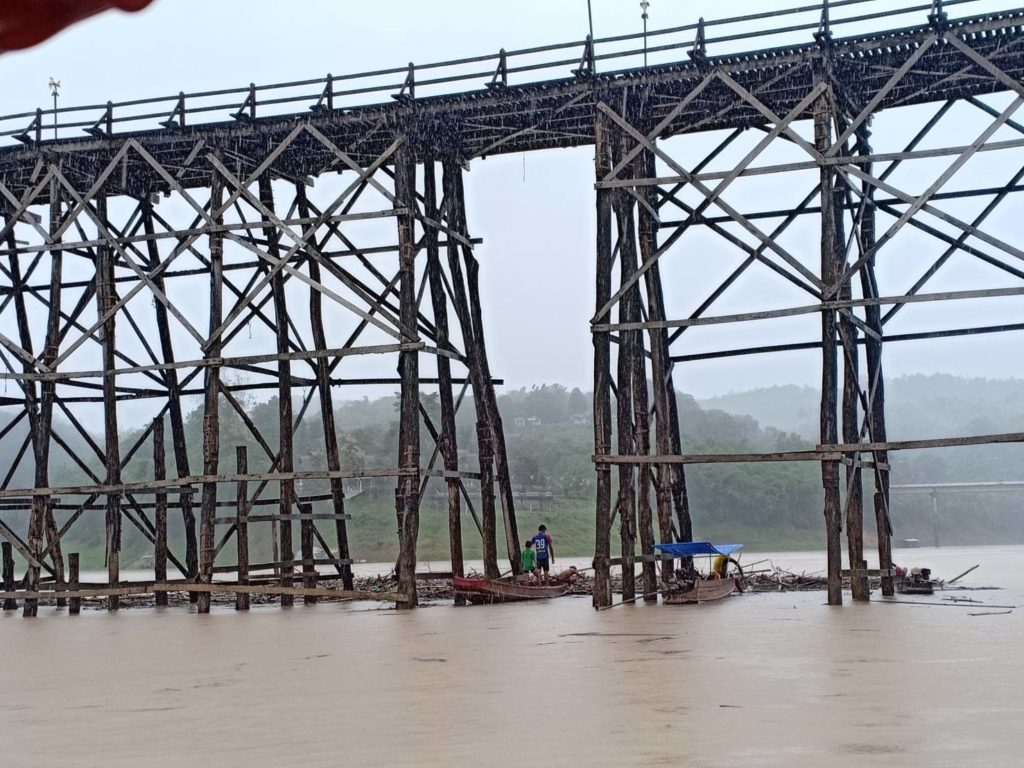 สังขละบุรีฝนถล่ม-น้ำป่าไหลหลาก เร่งเก็บซากไม้สะพานมอญ เตรียมอพยพชาวบ้านหากสถานการณ์วิกฤต