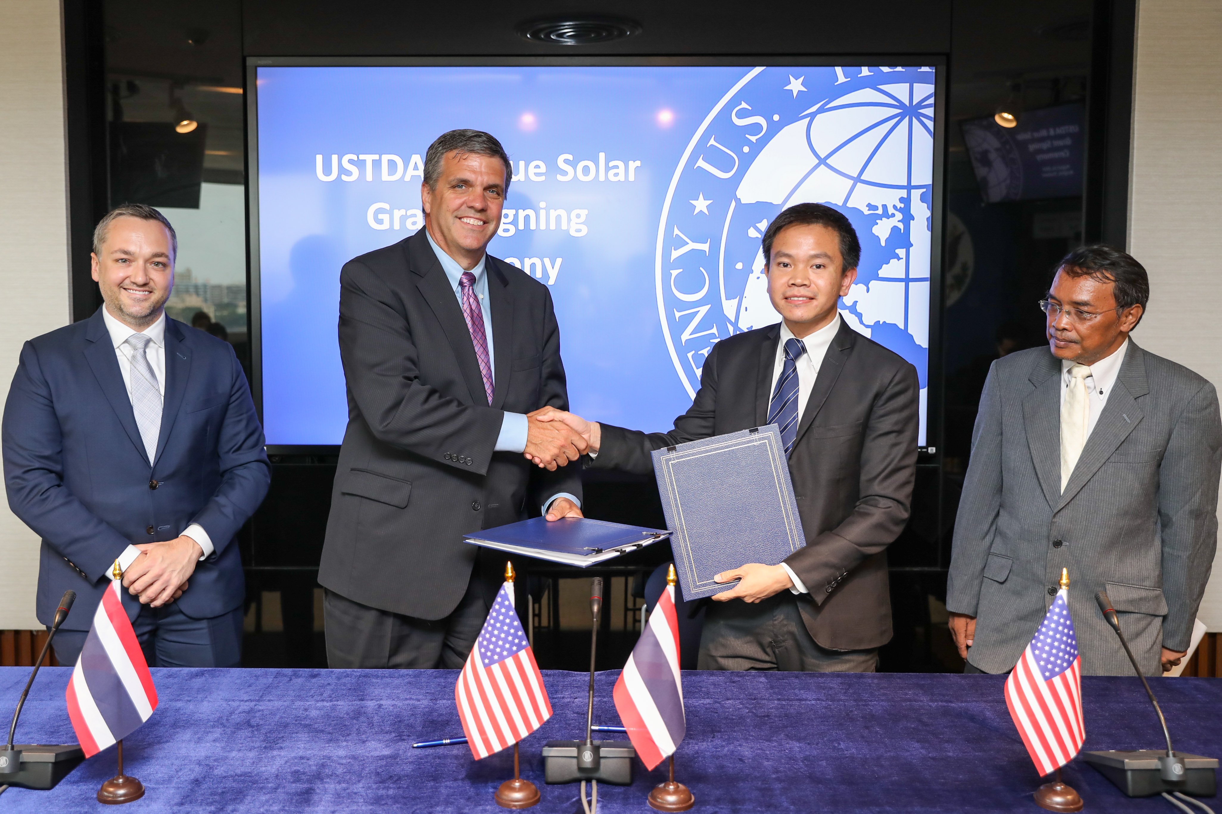 “USTDA” จับมือ “บลู โซลาร์” พัฒนาระบบผลิตกักเก็บ “ไฟฟ้าพลังงานแสงอาทิตย์”