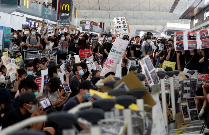 Anti-government protesters attend a demonstration at Hong Kong Airport ด่วน! กงสุลใหญ่ฯ แจ้งการท่าอากาศยานฮ่องกงระงับ Check-in ทุกสายการบิน