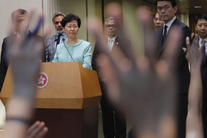APTOPIX Hong Kong Protests ‘แคร์รี่ ลัม’ เบี่ยงเบนม็อบฮ่องกง ออกนโยบายเอาใจ ‘คนจน’
