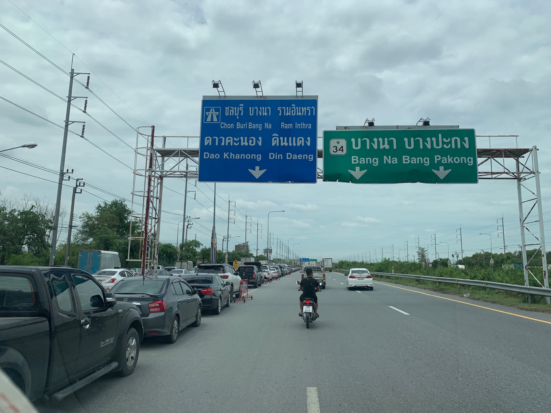 รถติดหนึบหน้า “เซ็นทรัล วิลเลจ” สหภาพทอท.พาเลาะรั้วชี้จุดรุกล้ำลำรางสาธารณะหรือไม่?