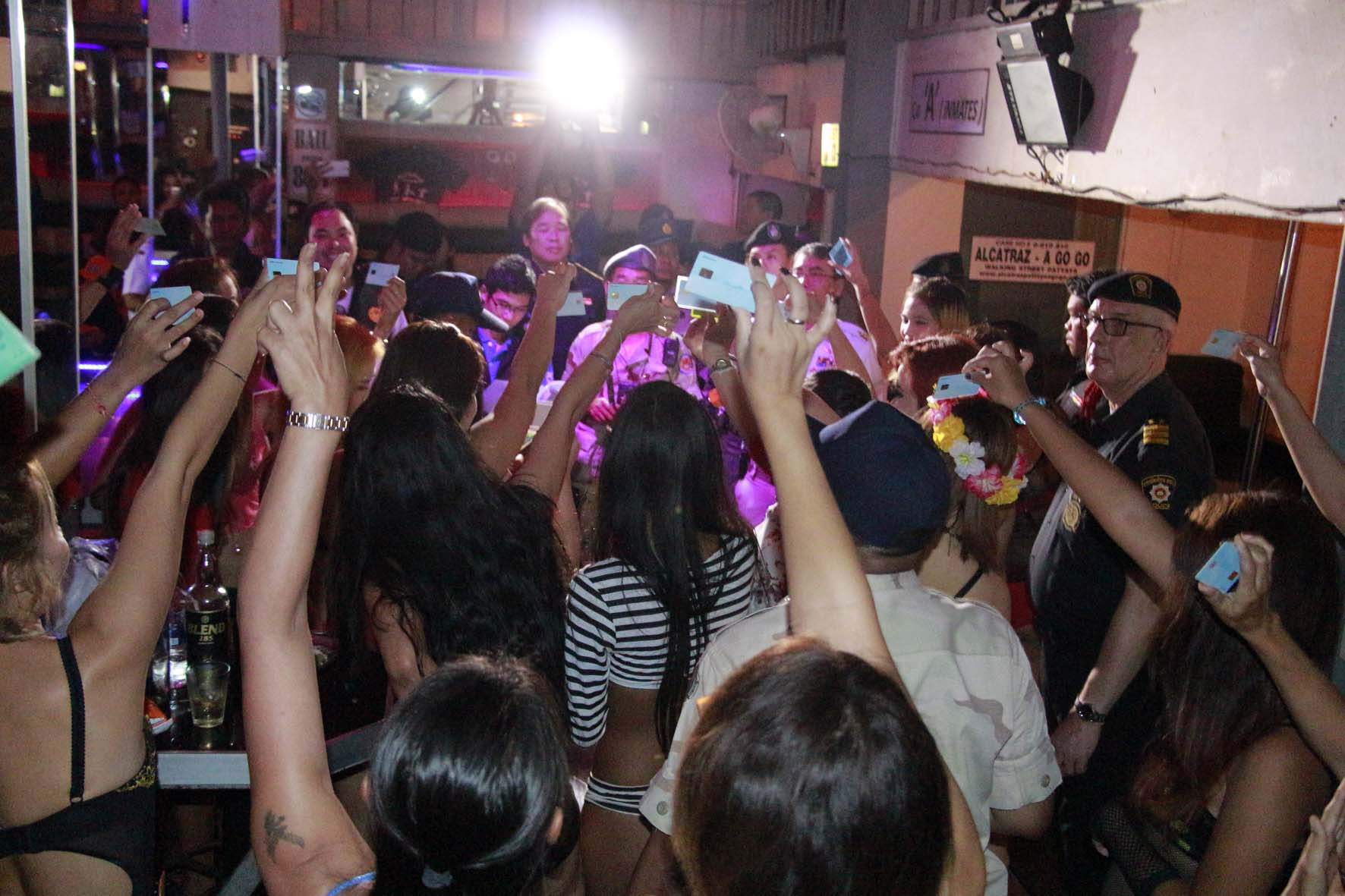 ปลดล็อกเวลาปิดสถานบันเทิง นำร่องเมืองท่องเที่ยวหลักเปิดยาวถึงตีสี่