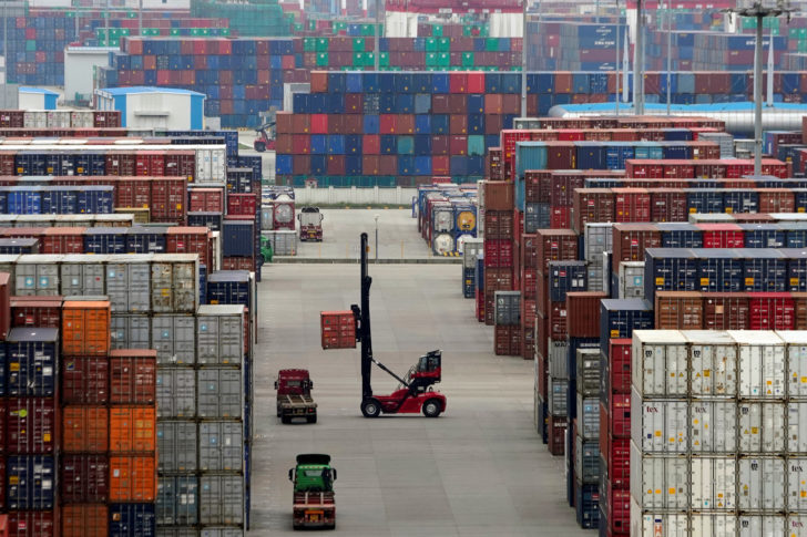 FILE PHOTO: Containers are seen at the Yangshan Deep Water Port in Shanghai สงคราม (การค้า) ยังไม่จบ แค่พักรบชั่วคราว