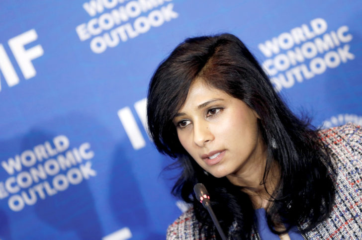 Gita Gopinath, Economic Counsellor and Director of the Research Department at the International Monetary Fund (IMF), speaks during a news conference in Santiago คำเตือนอีกครั้ง จาก “ไอเอ็มเอฟ”
