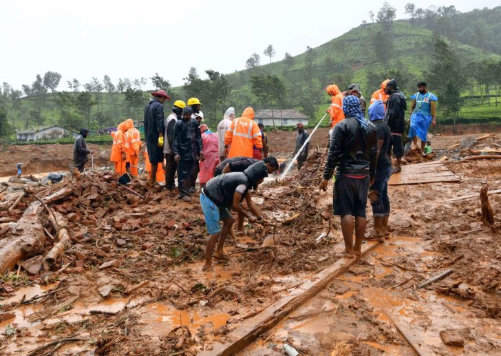 Rescuers remove debris as they search for victims of a landslide caused by torrential monsoon rains in Meppadi in Wayanad district ลมมรสุมถล่มอินเดีย-เมียนมา ดับแล้วกว่า 200 ราย