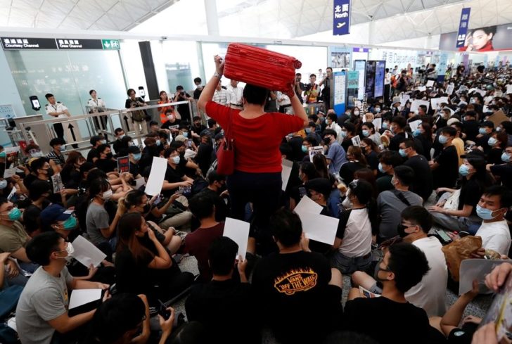 2019-08-13T074218Z_324840061_RC123FE3D1B0_RTRMADP_3_HONGKONG-PROTESTS จับตา! เหตุชุมนุมปิดสนามฮ่องกงกระทบเที่ยวไทย ประเมิน 7 วันสูญ 1.4 พันล้านบาท