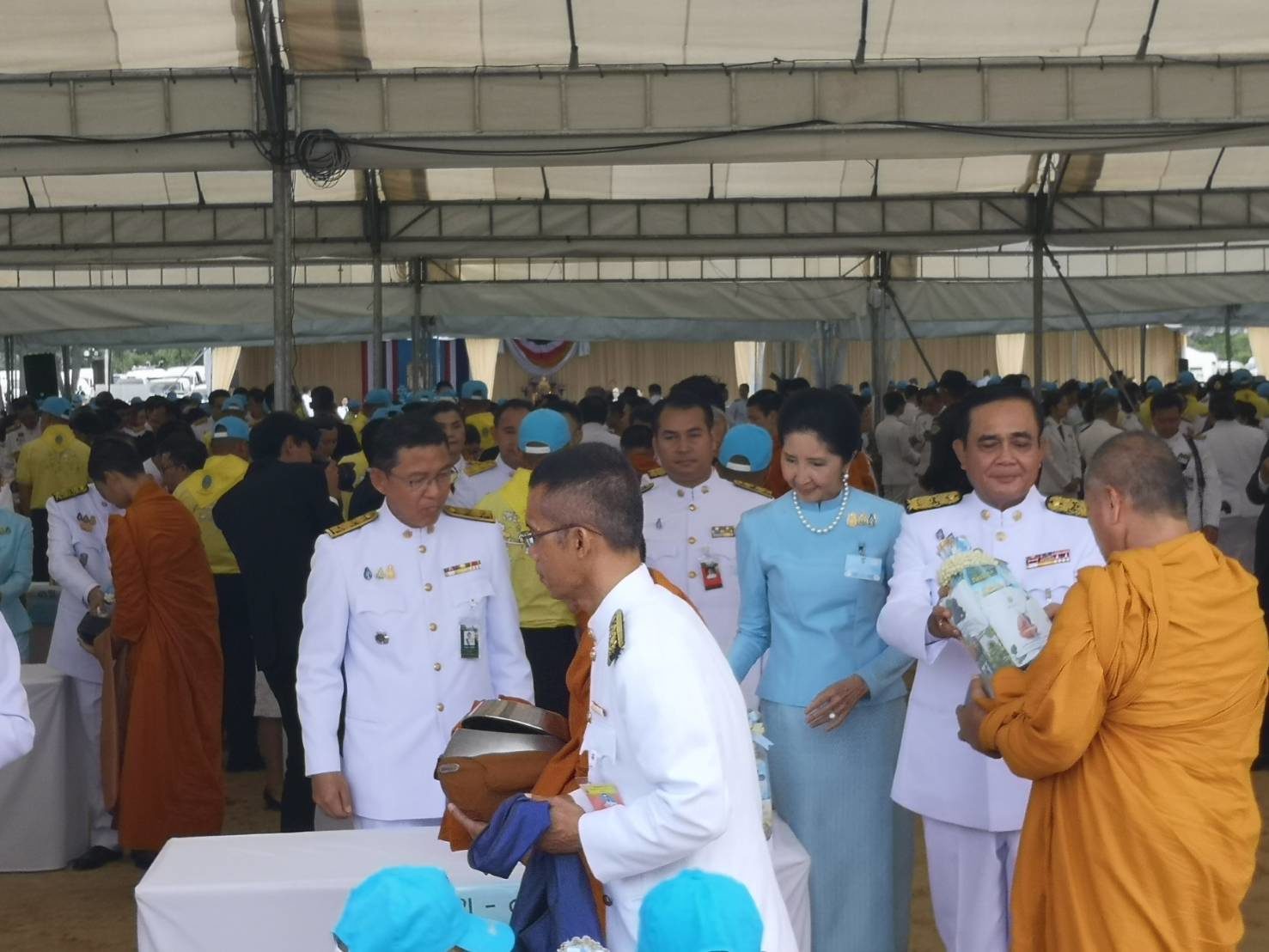 นายกฯ ประธานทำบุญตักบาตรถวายพระราชกุศล เนื่องในวันเฉลิมพระชนมพรรษา “พระบรมราชชนนีพันปีหลวง”