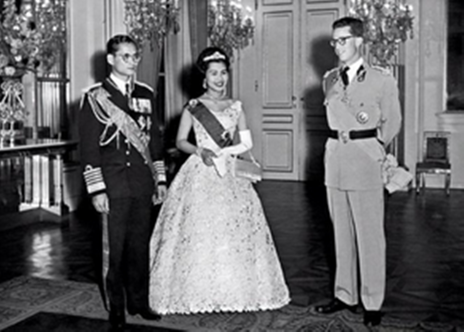 พระบรมราชชนนีพันปีหลวง พระบรมราชินีนาถ ที่แต่งกายดีและงดงามที่สุดในโลก