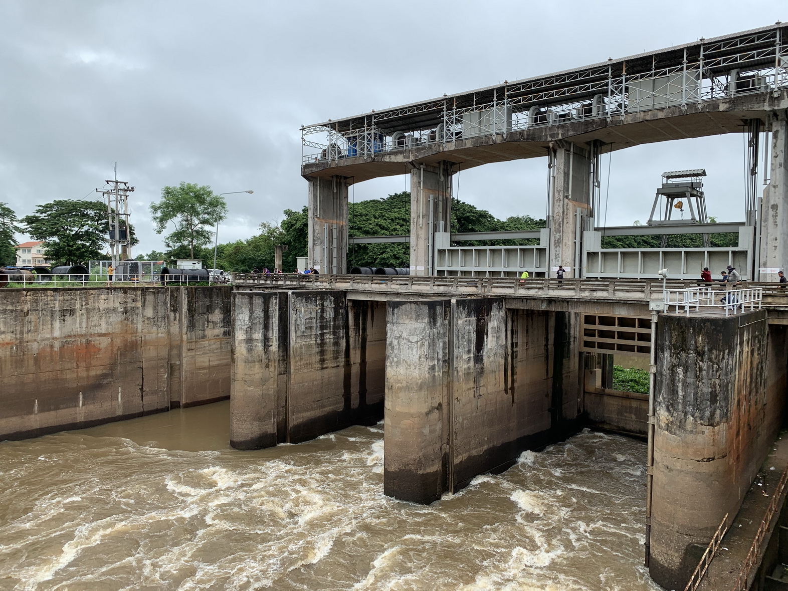 “หนองคาย” ฝนตกหนัก เปิดประตูห้วยหลวง 2 บานเร่งระบายน้ำ ป้องกันเข้าพื้นที่เกษตร