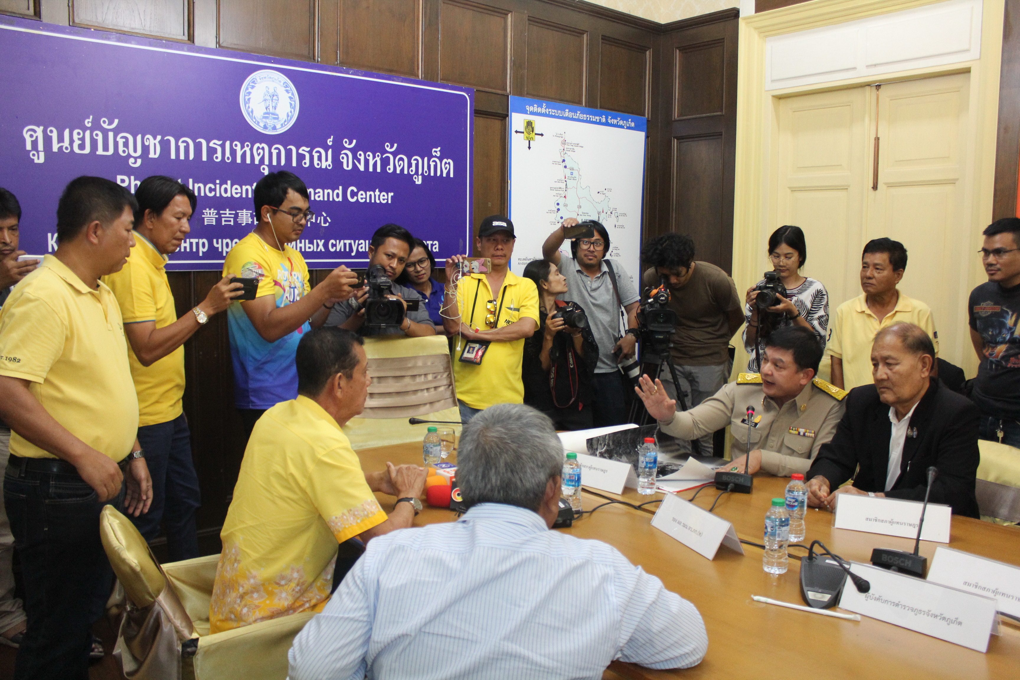 คลิปนาทีเดือดกลางห้อง! ‘สิระ’ โต้เถียง นายกเทศมนตรีกะรน
