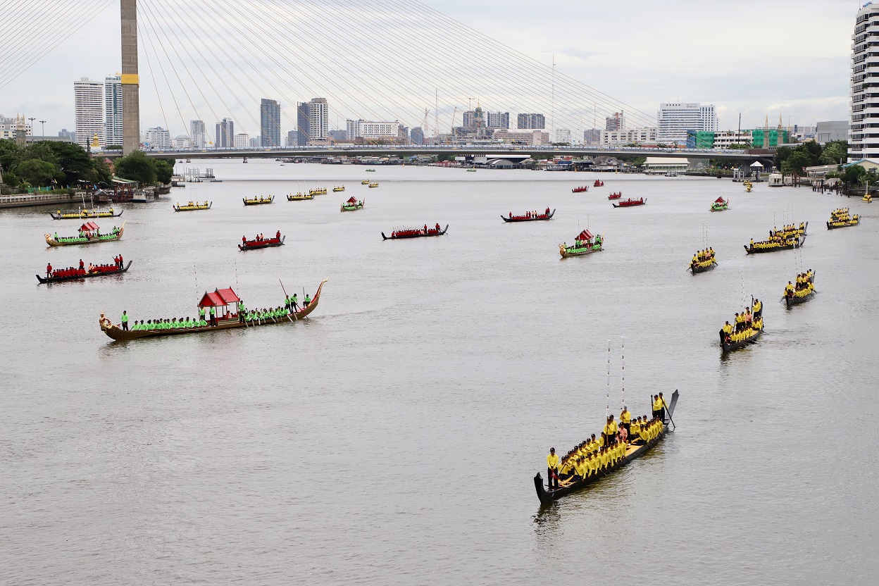 ฝีพายเรือพระราชพิธี 2,200 นาย ฝึกซ้อมครบ 52 ลำครั้งแรก ทร.เผยใช้เลเซอร์จัดระยะห่างขบวนเรือ