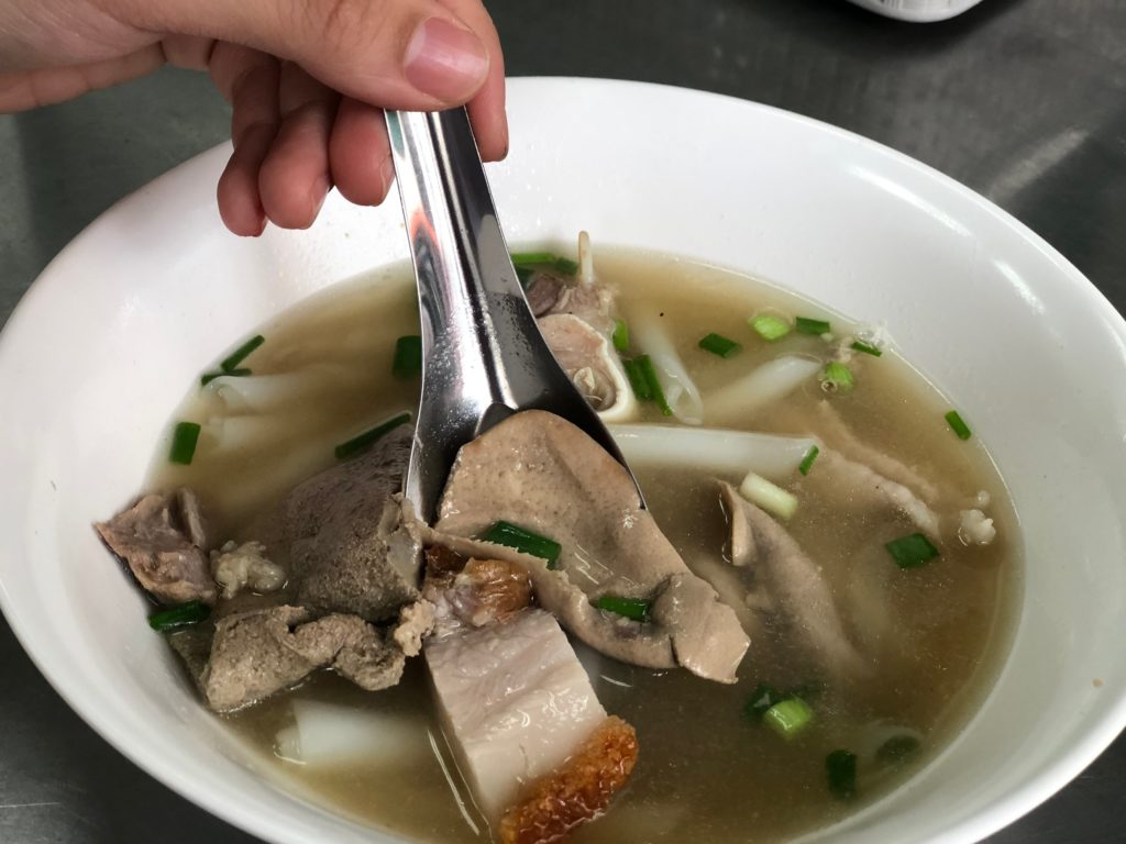 ร้านก๋วยจั๊บนายเอ็ก ใกล้สถานีรถไฟฟ้าวัดมังกร