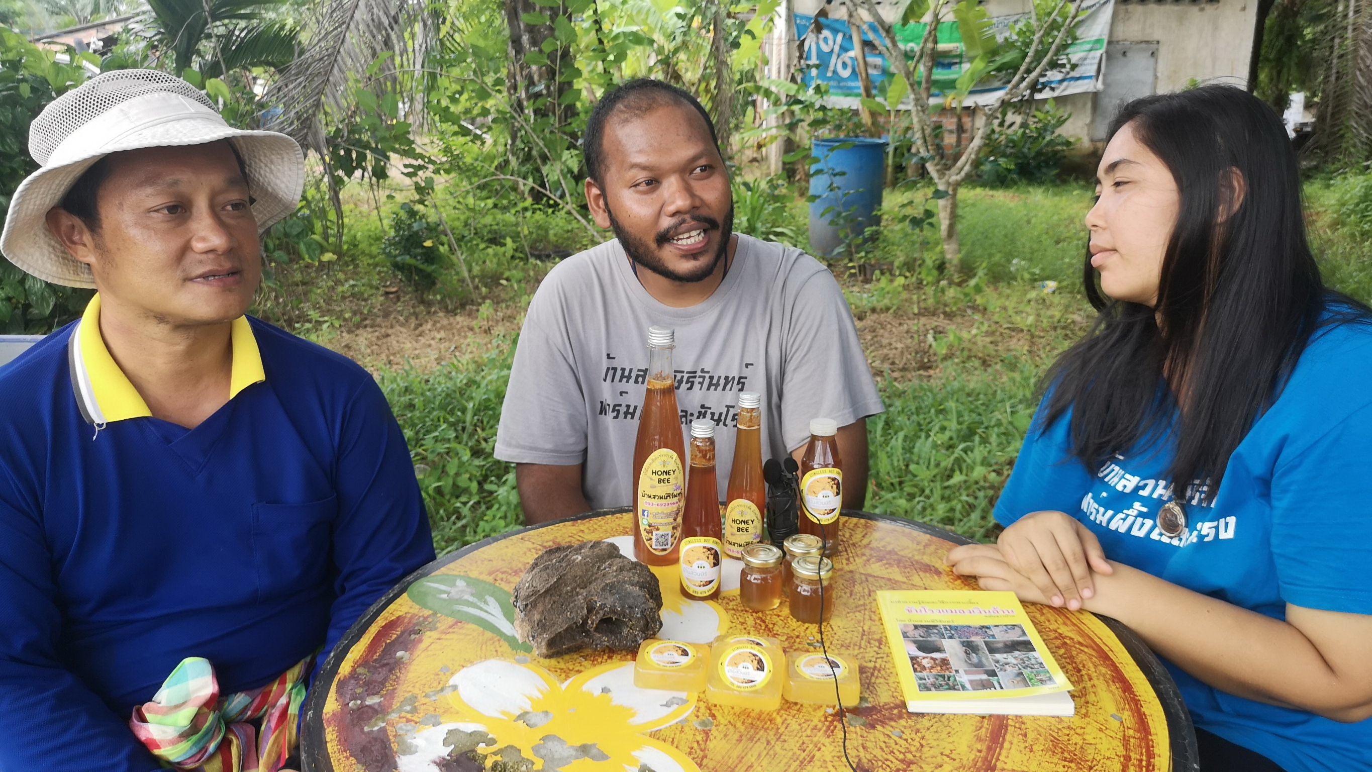 เกษตรกรเมืองตรังต่อยอดรายได้ เลี้ยงผึ้งจิ๋วในสวนปาล์ม