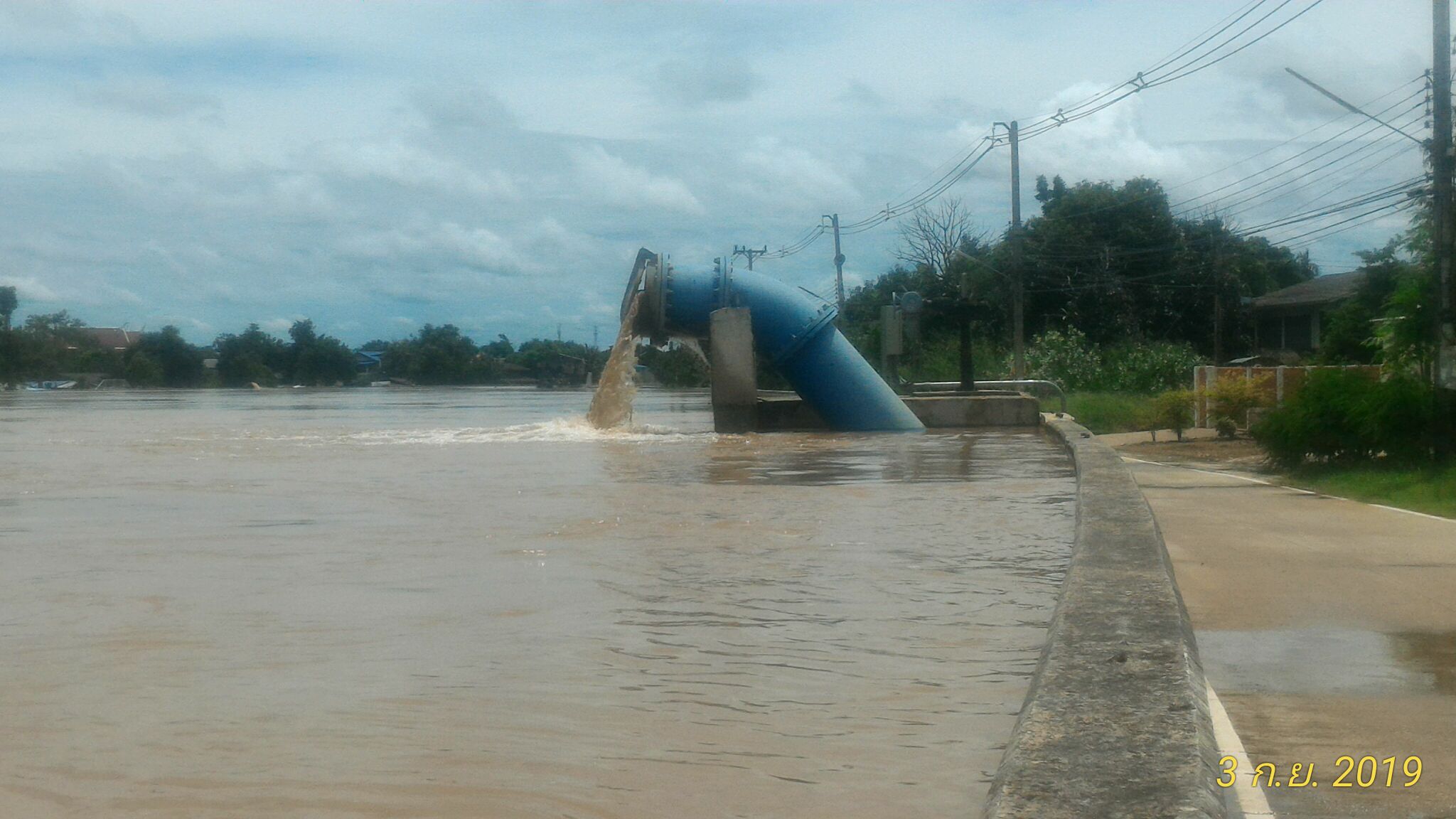 ​กรมโยธาฯ รุดดูแนวป้องกันน้ำท่วมสุโขทัยหลังพายุกระหน่ำหนัก