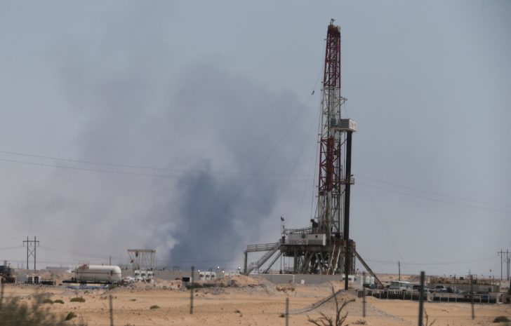 Smoke is seen following a fire at Aramco facility in the eastern city of Abqaiq เหตุโจมตีโรงกลั่นน้ำมันซาอุฯ ซ้ำเติมเศรษฐกิจโลก