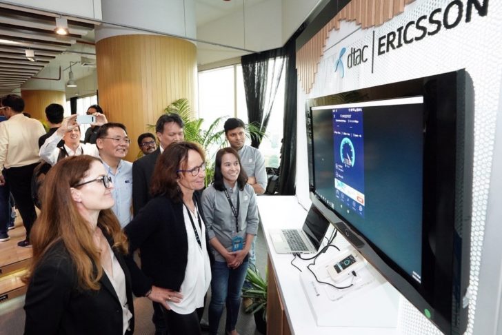 4 ดีแทคทดสอบ 5G บนคลื่น 28 GHz ร่วมกับอีริคสัน โดยนำร่องทดสอบภายในกับพนักงาน พร้อมเปิดตัวเสาสัญญาณ 5G ร่วมกับ Never Stop Café ดีแทคเฮาส์
