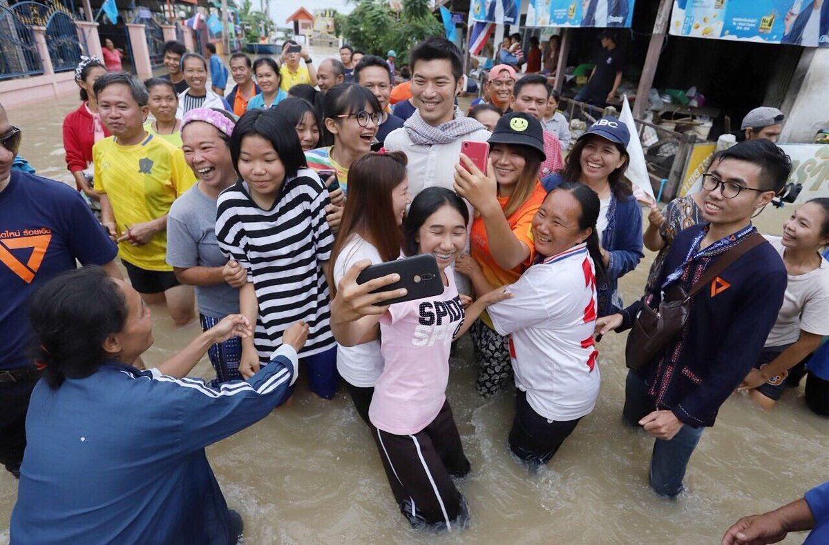 ธนาธรมาแล้ว! ลุยน้ำท่วม ให้กำลังใจชาวร้อยเอ็ด