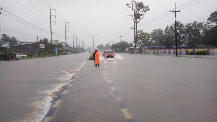 78518 กระทรวงแรงงานตั้งศูนย์ช่วยเหลือผู้ประสบภัยน้ำท่วม พร้อมส่งทีมบรรเทาความเดือดร้อนเบื้องต้น