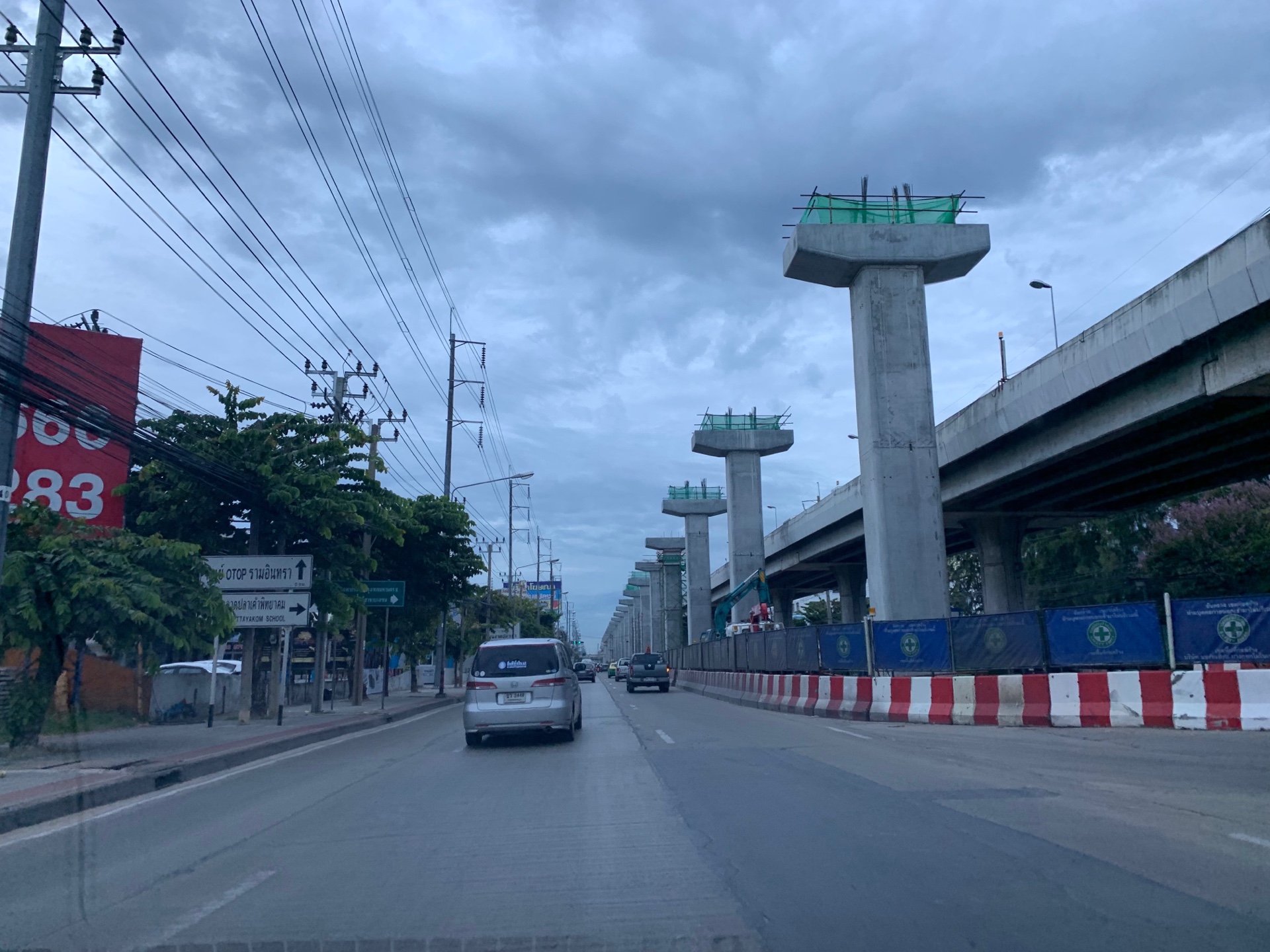 ใกล้ครึ่งทางรถไฟฟ้าสายสีชมพู ตอม่อผุดพรึ่บ “แคราย-มีนบุรี”