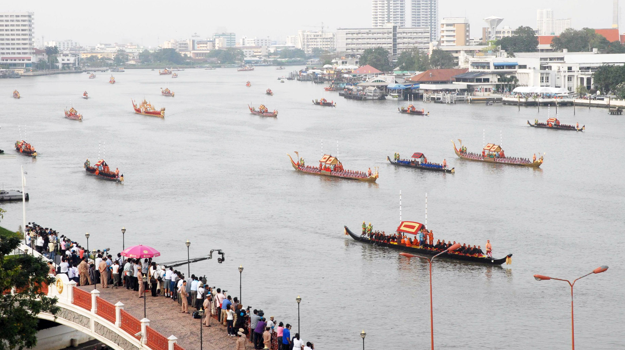 เรือ 52 ลำ กับกำลังพล 2,399 นาย ในขบวนพยุหยาตราทางชลมารค