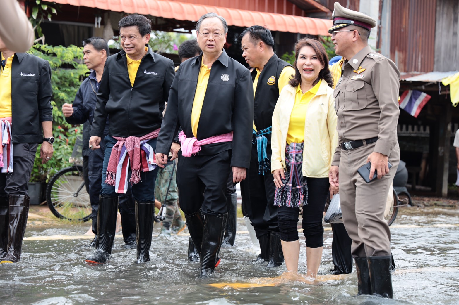 “สนธิรัตน์” นำทีม ก.พลังงาน ลงพื้นที่น้ำท่วมร้อยเอ็ด ให้ความช่วยเหลือปชช.