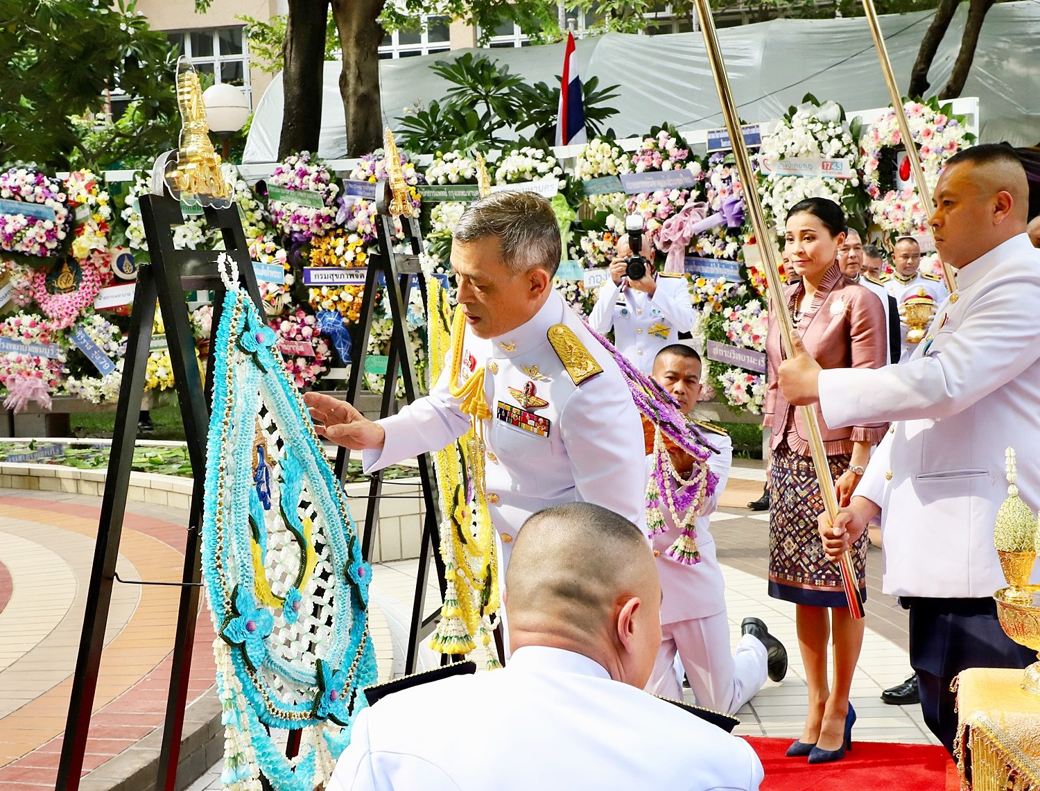 ในหลวง พระราชินี เสด็จฯทรงวางพวงมาลา เนื่องในวันมหิดล
