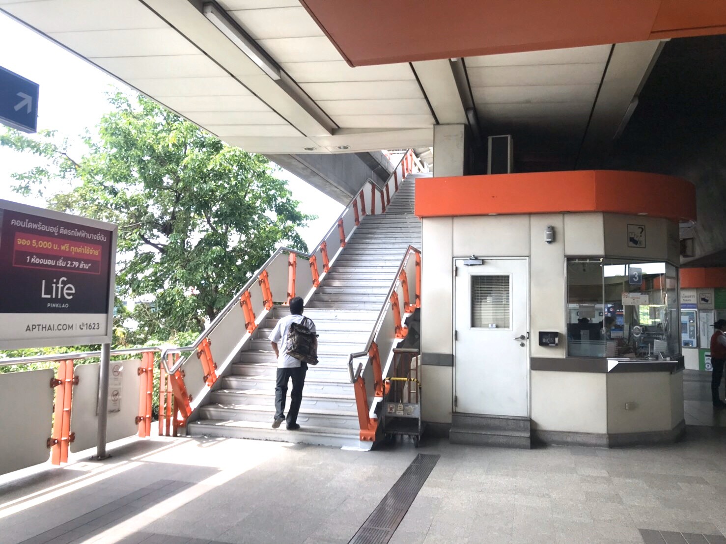 คนล้น! BTS เพิ่มบันไดทางขึ้น-ลง ชั้นจำหน่ายตั๋วและชั้นชานชาลา “สถานีรถไฟฟ้าหมอชิต”