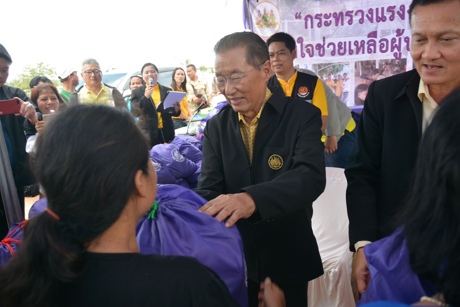 “คุณชายเต่า” ลงพื้นที่มอบถุงยังชีพช่วยน้ำท่วมชาวร้อยเอ็ด พร้อมกำชับให้ทุกหน่วยช่วยเหลือปชช.อย่างเต็มที่