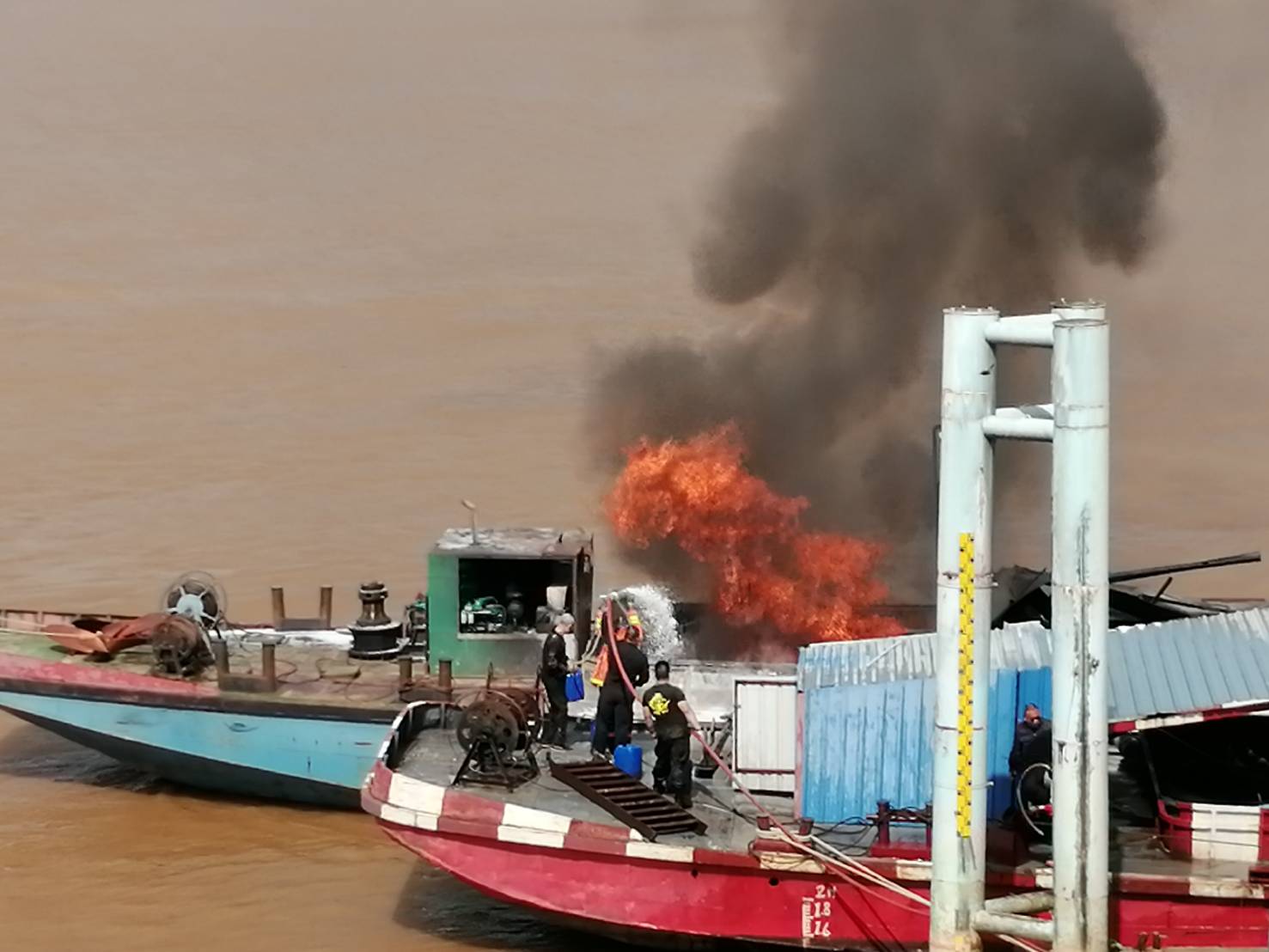 เกิดเหตุไฟไหม้เรือน้ำมัน กลางน้ำโขงตรงสามเหลี่ยมทองคำดับทันก่อนเรือจม