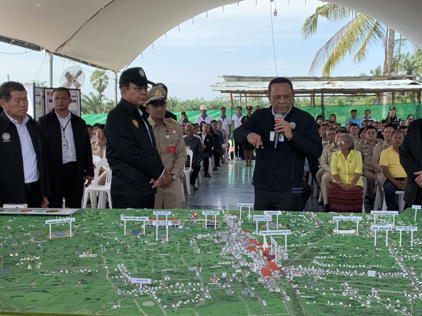 “นายกตู่”บุกเมืองคอนตรวจการก่อสร้างโครงการบรรเทาอุทกภัย