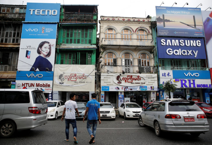 Cellphone shops are seen along Latha street in Yangon เมียนมา อินไซต์ 2019 เปิดประตูลงทุน “ค้าปลีก-ค้าส่ง”